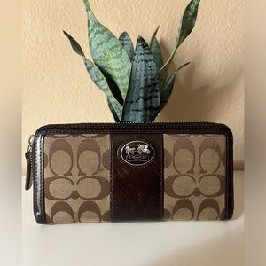 Coach wallet metal logo, zipper closure internal coin zipper pouch